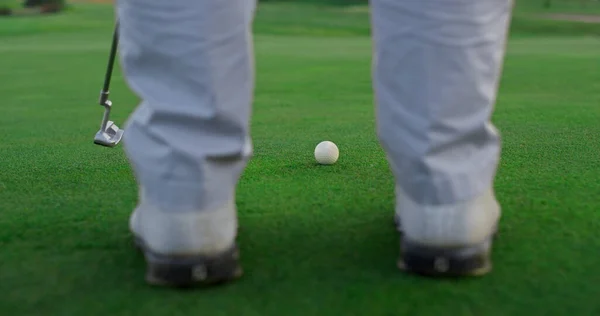 Aktive Golfer Schwingen Schläger Auf Dem Golfplatz Männerbeine Stehen Auf — Stockfoto