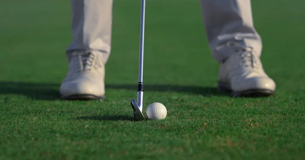Männerbeine Schwingen Golfputterschläger Auf Dem Golfplatz Spielerfüße Stehen Aus Nächster — Stockfoto
