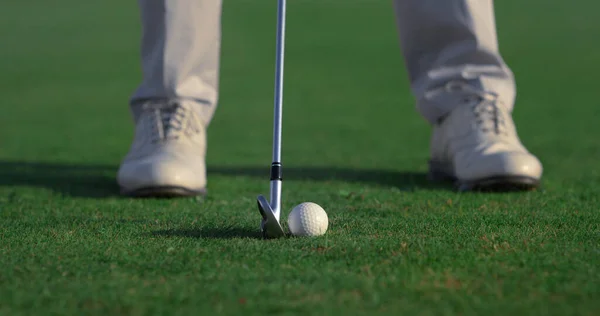 Muž Nohy Máchá Golfovým Hole Hřišti Hráč Nohy Stojí Zelené — Stock fotografie