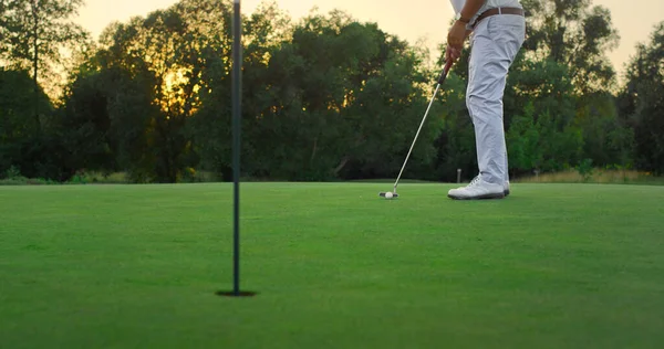 Yaşlı Golfçü Yeşil Sahada Oyun Oynuyor Golfçü Dışarıda Yaz Günbatımının — Stok fotoğraf
