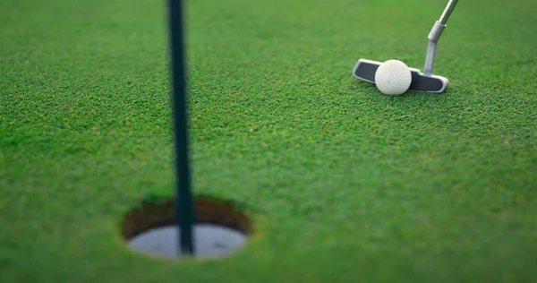 Golfprofi Spielt Ball Golfloch Golfschläger Auf Grünem Platz Aus Nächster — Stockfoto