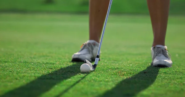 Pernas Dos Jogadores Golfe Ficam Grama Campo Golfe Mulher Balançando — Fotografia de Stock