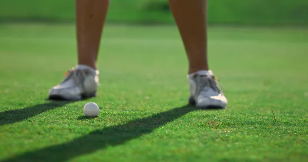 Kvinnliga Ben Spelar Golf Match Grön Gräsbana Okänd Golfare Som — Stockfoto