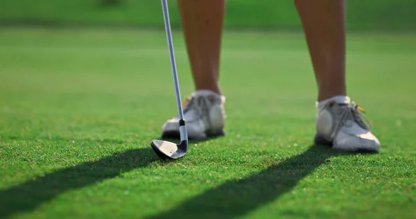 Lady Balanceo Club Golf Campo Hierba Deportiva Piernas Mujer Posando — Foto de Stock