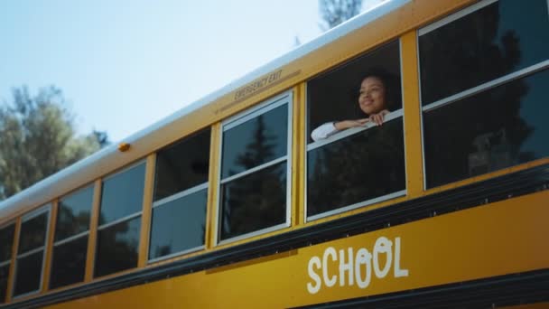 Sonriente Chica Afroamericana Mirando Por Ventana Del Autobús Escolar Mañana — Vídeos de Stock
