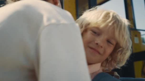 Fechar Escola Feliz Menino Abraçando Mãe Ônibus Amarelo Criança Alegre — Vídeo de Stock