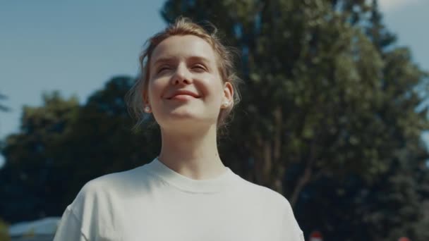 Portrait Joyful Woman Standing Waving Summer Sunlight Young Beautiful Parent — Stock Video