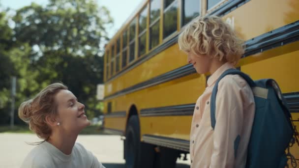 Sorrindo Mãe Feliz Conversando Com Filho Encaracolado Ônibus Escolar Amarelo — Vídeo de Stock