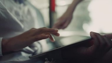 Gözbebekleri tablet bilgisayarları tıkırdatıyor. Tanımlanamayan öğrenciler okuldan sonra online video oyunlarının keyfini çıkarıyorlar. Gençler okul otobüsünde modern ekrana dokunuyor. Teknoloji bağımlılığı kavramı
