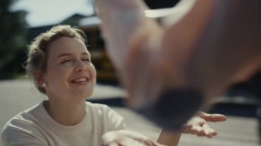 Mutlu gülümseyen anne ilkokul çocuğunu uğurluyor. Güneşli bir sabah. Neşeli bir kadın oğlunu destekliyor. Genç anne okul otobüsünde yatmadan önce oğlanın kafasına dokunur. Öğrenci çocuk akademik mekiğe git..