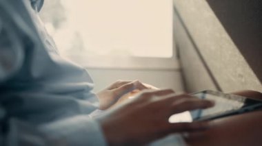 Afro-Amerikalı kız elleri tableti tıkırdatıyor. Gülümseyen liseli kızlar seyahatin tadını çıkarıyor. Çocuklar akademik mekikte modern aletlerle internette sörf yapıyor. Gençlik yaşam tarzı konsepti.