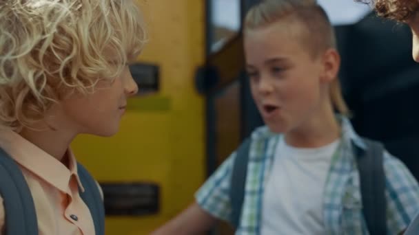 Otevřených Dveří Autobusu Stály Tři Děti Základním Věku Teen Spolužáci — Stock video