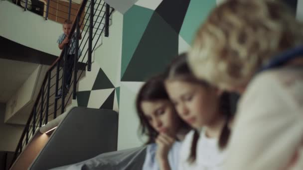 Groupe Axé Camarades Classe Assis Couloir École Jouant Tablette Gros — Video