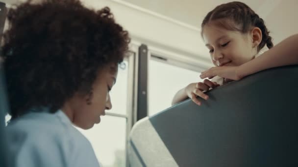 Kręcone Afroamerykanka Rozmawia Uśmiechniętym Kolegą Klasy Autobusie Szkolnym Blisko Dwie — Wideo stockowe