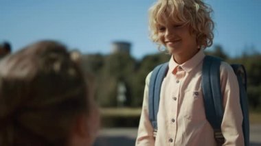 Çalışmalar bitmeden önce tatlı kıvırcık çocuk anneye beşlik çakıyor. Güneşli bir sabah okul otobüsüne koşan öğrenci. Neşeli bir ilkokul öğrencisi sırt çantası takıyor ve ilgili anneye veda ediyor..