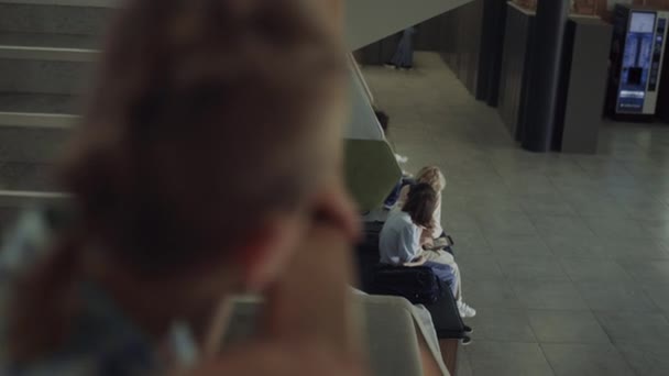 Rapaz Curioso Inspeccionar Perto Escadaria Escola Estudante Interessado Inclinado Grades — Vídeo de Stock