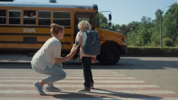 Kochająca Mama Przybija Piątkę Synowi Uczeń Żegna Się Autobusie Opiekuńcza — Wideo stockowe