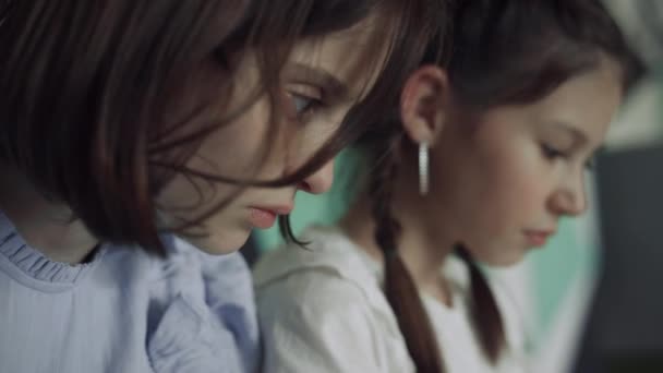 Twee Serieuze Schoolmeisjes Die Samen Zitten Van Dichtbij Naar Beneden — Stockvideo