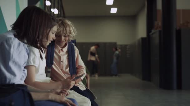 Colegas Alegres Assistindo Tablet Corredor Escola Estudantes Excitados Bonitos Conversando — Vídeo de Stock