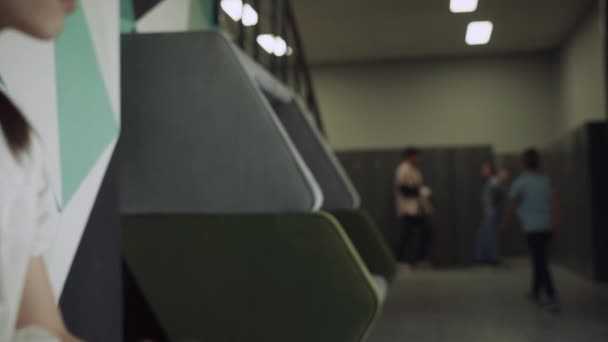 Carino Ragazza Concentrata Seduta Panchina Solo Nel Corridoio Della Scuola — Video Stock