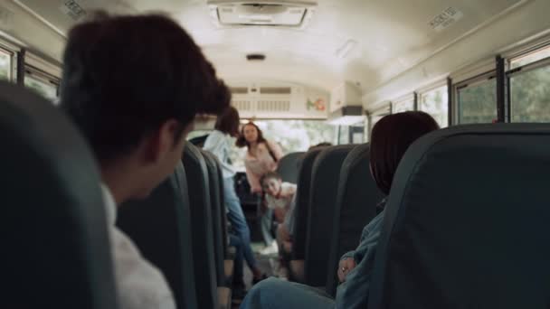 Gymnasiasten Sitzen Schulbus Und Kommunizieren Lächelnde Schüler Winken Einer Internatsfreundin — Stockvideo