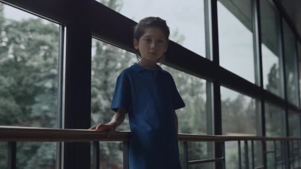 Szoros Magányos Gyerek Arc Mély Szomorú Szemekkel Akik Boldogtalanul Néznek — Stock videók