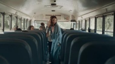 Okul çocukları okul otobüsünde yer alıyor. Çalışmalardan sonra sırt çantalı ilkokul öğrencileri toplu taşıma araçlarında oturuyorlar. Akademik araçta çeşitli genç öğrenciler var. Ulaşım kavramı.