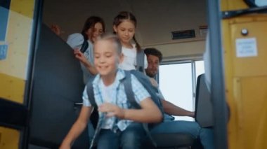 Çeşitli gülümseyen öğrenciler okul otobüsüne biniyor. Dost canlısı şoför sarı kapıyı gözlüyor. Mutlu öğrenci grubu akademik mekiği terk ediyor. Öğrenciler dersten sonra eve koşuyor.
