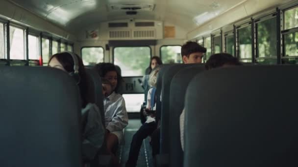 Diversos Estudantes Sentados Ônibus Escolar Juntos Adolescentes Multirraciais Voltando Para — Vídeo de Stock