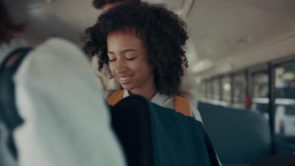 Grupp Barn Lämnar Skolan Buss Skyndar Klasser Solig Morgon Närbild — Stockvideo