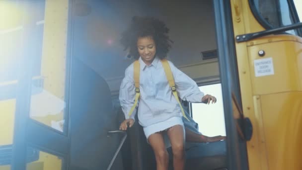 Zróżnicowani Uczniowie Wieku Podstawówki Opuszczający Autobus Szkolny Szczęśliwe Wielorasowe Dzieci — Wideo stockowe