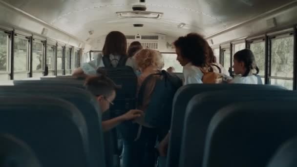 Energiczni Uczniowie Opuszczają Akademicki Wahadłowiec Przyjazny Tłum Wychodzi Szkolnym Autobusem — Wideo stockowe