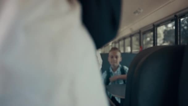 학생들 버스에 뒷모습을 대중교통을 이용합니다 배낭을 초등학생들은 친구들을 만난다 — 비디오