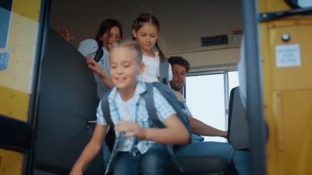 Diversos Estudiantes Sonrientes Saliendo Del Autobús Escolar Conductor Simpático Mirando — Vídeos de Stock