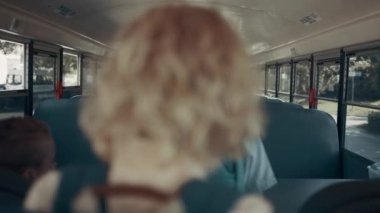 Okul çocukları boş akademik mekiğe biniyor. Okul servisi salonuna sırt çantalı bir grup etnik kökenli genç. İlkokul öğrencileri toplu taşımada yer alıyor. Konsept çalış