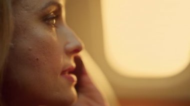 Güzel bir kadın lombozda telefonda sohbet ediyor. Gezide gülümseyen yolcu aile iş ortağıyla akıllı telefon konuşmasını bitiriyor. Odaklanmış orta yaşlı yönetici özel jetle seyahat ediyor..