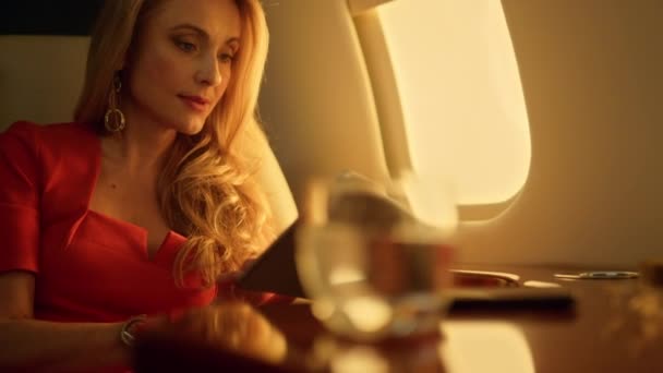Pasajero Del Avión Sosteniendo Primer Plano Tableta Preciosa Mujer Negocios — Vídeo de stock