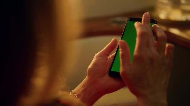 Gros Plan Main Touchant Dispositif Écran Vert Femme Défilement Chromatique — Video
