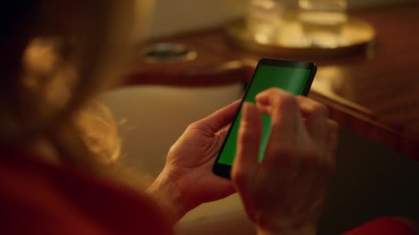 Panienka Korzystająca Zielonego Smartfona Firmowej Wycieczce Zbliżenie Przewiń Ręcznie Ekran — Wideo stockowe