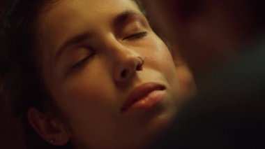 Güzel bir kadın romantik bir balayında gözlerini kapadı. Kız arkadaşının portresi nazik yüz dokunuşlarından hoşlanır. Rahat bayan, aşk mahremiyetini hissedin. Seksi çift akşamları birlikte vakit geçirir. Yumuşak kavram.