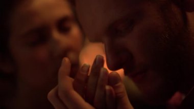 Sevgililer gününde şefkatli erkek arkadaş, kadınların ellerini öpüyor. Şehvetli aşıkların portresi randevuda romantizmi hisseder. Sevimli çift geceleri birbirine dokunur. Sevecen genç insanlar aşktan hoşlanır. Seksi konsept.