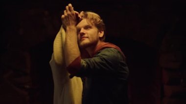 Şehvetli çiftler kış tatilinde tatil evinde dans etmekten hoşlanırlar. Kapatın neşeli aşıklar, randevu gecesinde el ele tutuşun. Romantik sevgili birlikte iyi vakit geçirin. Flört ilişkisi konsepti.