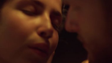 Romantik çift yüzleri yakın planda flört eder. Aşıkların portresi şehvetli bir aşk randevusu gibidir. Şefkatli kız arkadaş şöminenin keyfini çıkarıyor. Sevgililer günü sevgililer günüdür. Romantik bakım kavramı