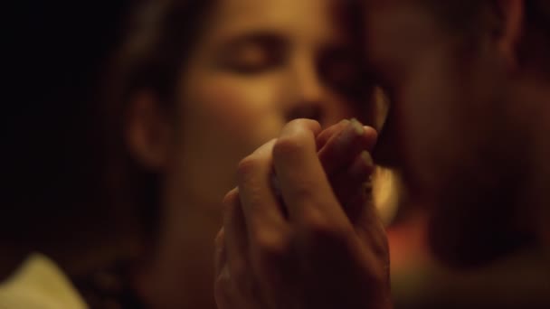 Gros Plan Couple Affectueux Embrasser Ensemble Lune Miel Hiver Copain — Video