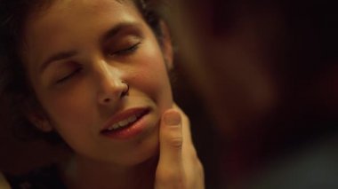 Yakından şehvetli bir kadın, erkek elinin evin içine dokunmasından hoşlanır. Romantik randevuda seksi kız yüzü portresi. Rahat kız arkadaş, akşam gözlerini kapat. Sevecen bir çift balayı için duygularını gösteriyor. Aşk konsepti.