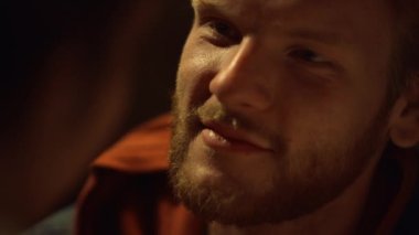 Rahatlamış erkek suratı aşığa şefkatli görünür. Romantik bir akşam geçiren genç bir çift. Sakin erkek arkadaşın portresi bir kadınla vakit geçirmekten zevk alıyor. Kızıl saçlı adam içeride kameraya poz veriyor. Balayı konsepti