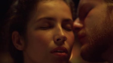 .Nazik aşıkların yüzleri romantik balaylarında nazik dokunuşlardan hoşlanır. Şehvetli bir çiftin portresi akşam tatilinde samimiyetini ifade eder. Karı koca birlikte flört ediyor. Evlilik hayatı konsepti