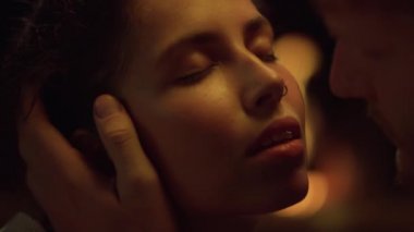 Seksi çift akşam randevusunu yakın planda geçirir. Balayında rahatlamış aşıkların portresi. Şehvetli erkek arkadaş sevgililer gününde birlikte vakit geçirir. İlişki aşkı kavramı.