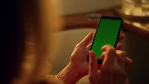 ユーザーはクロマキースマートフォンを閉じるスクロールします 出張中の女性の手保持テンプレートデバイス 緑の画面の携帯電話を使用して認識されていないエレガントなビジネス女性 高級中年女性サーフィンウェブ — ストック動画