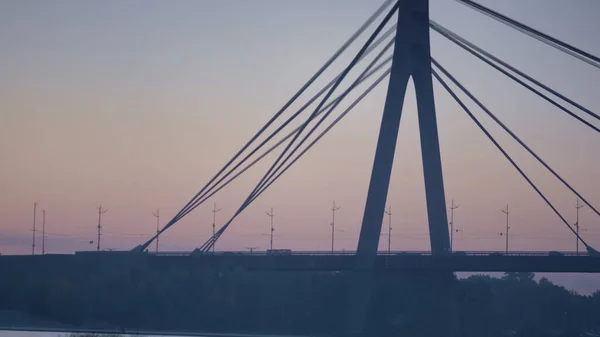 Drone Sköt Stadsbron Med Biltrafik Kvällen Himlen Bakgrund Modern Vägbygge — Stockfoto